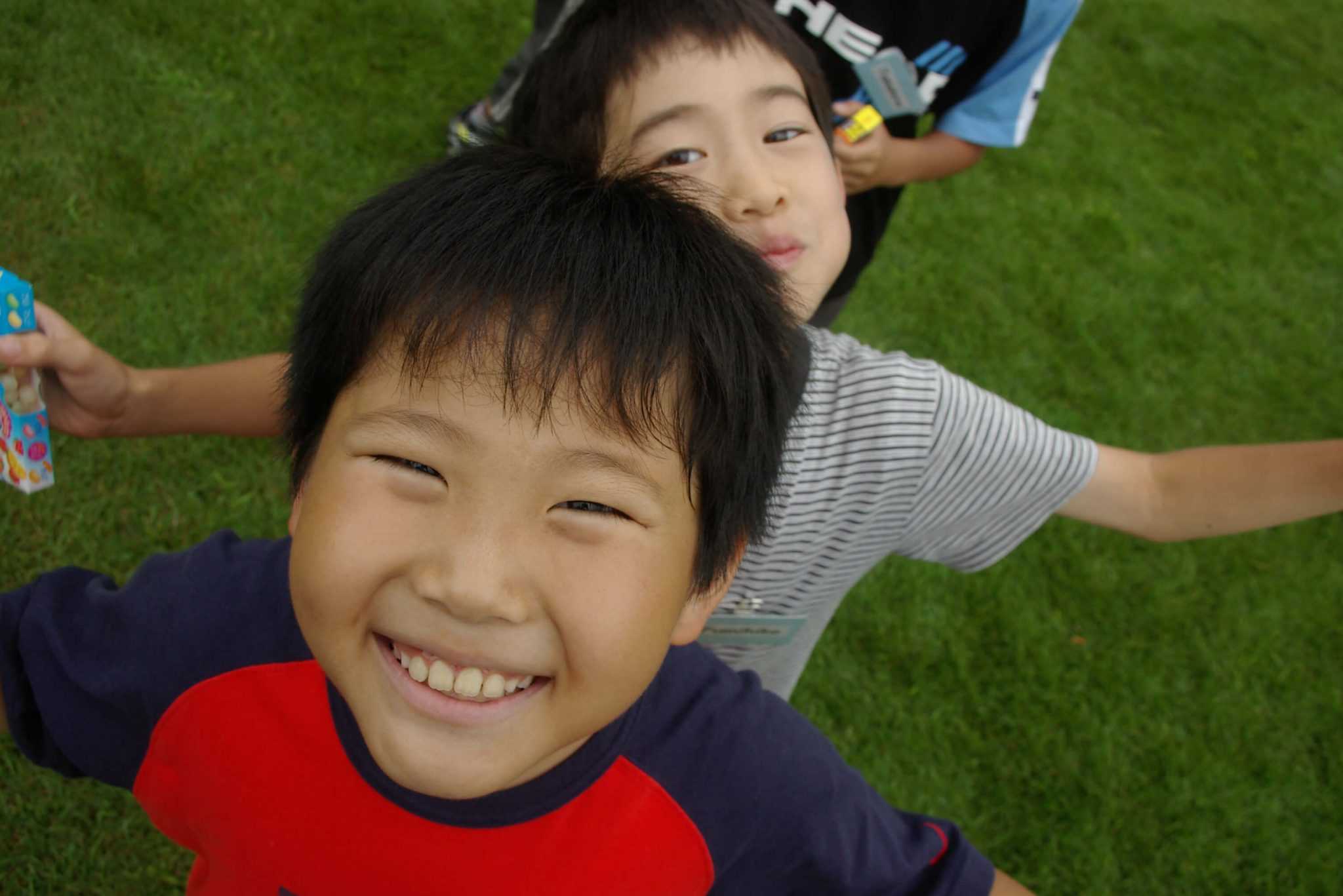 Children's Eikaiwa Course - kids having fun outdoors, tutors/tutoring