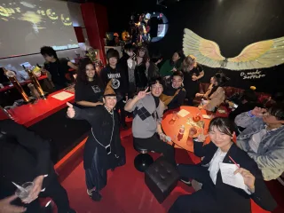 すすきのD-hallバーカフェで開かれたハロウィン国際交流パーティーの様子(札幌市中央区ススキノ 英会話 イベント)
