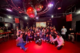 クリスマスパーティーでD-hallクラブに集まった参加者の集合写真(札幌市中央区 すすきの 国際交流 英会話 イベント)
英語学習 スペース クラブ