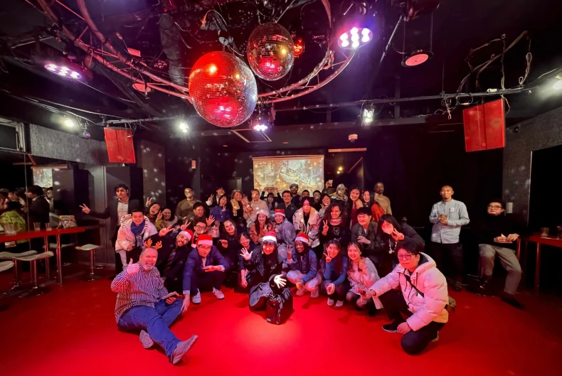 クリスマスパーティーでD-modeクラブに集まった参加者の集合写真(札幌市中央区 すすきの 国際交流 英会話 イベント)
英語学習 スペース クラブ