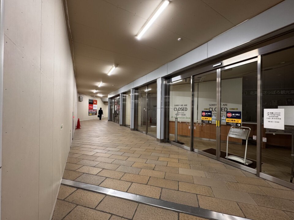 入ってすぐのJR INFORMATION DESKを取り過ぎて まっすぐお進みください。