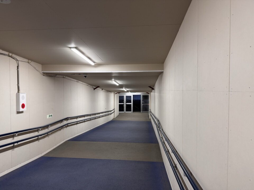 スロープを進むと、通路出口です。