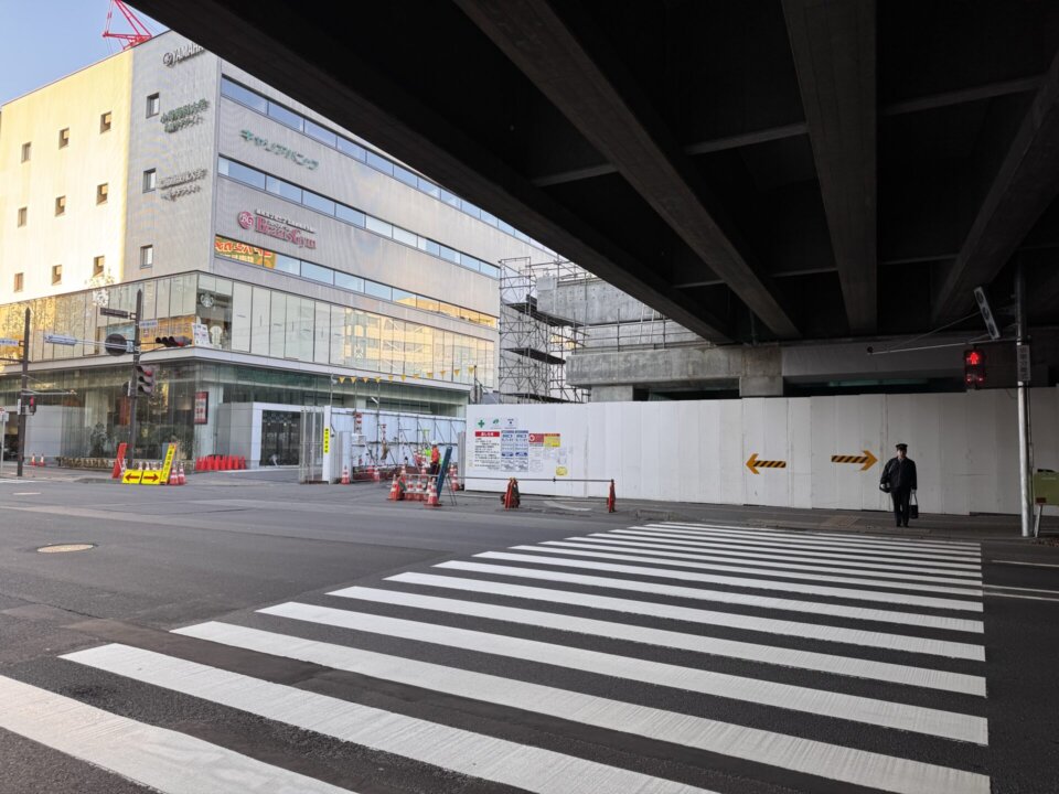 通路出口すぐ正面の横断歩道を渡ります。