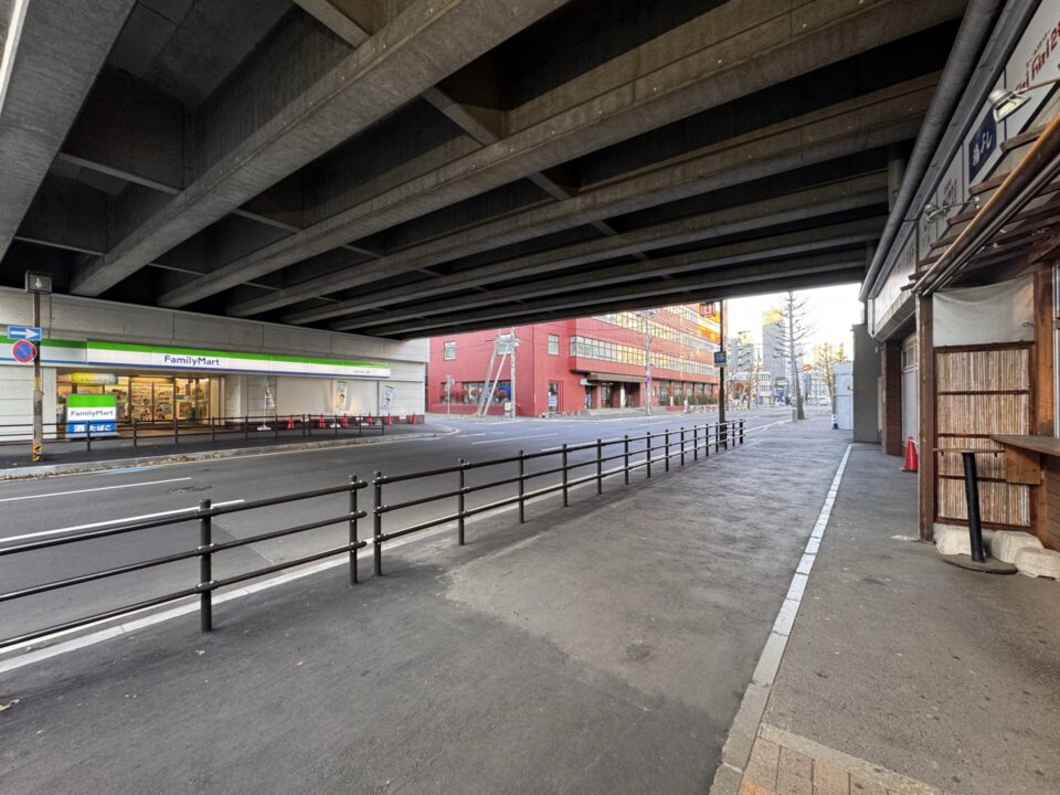 アクセス FamilyMart - North Ward - North 6 West 6 - agreatdream.com　２つの通路を抜け、
２番目のファミリーマートが見えたら、
道路を渡らずに右へ曲がります。
※ファミリーマートは以前、
「七福神商店」でした。